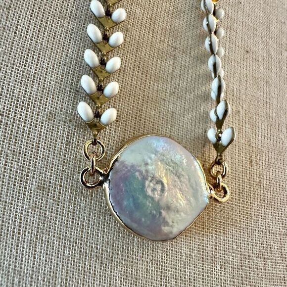 Abalone pendant necklace with white beaded chain - Picture 5 of 11